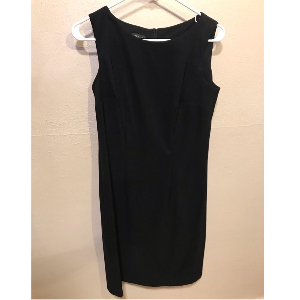 Sleeveless dress. Tailored fit